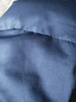 Abrigo azul acolchado con cuello de pelo