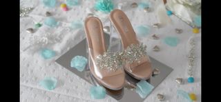 Bata de novia verde con pedrería y complementos