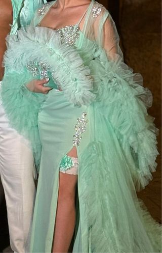 Bata de novia verde con pedrería y complementos