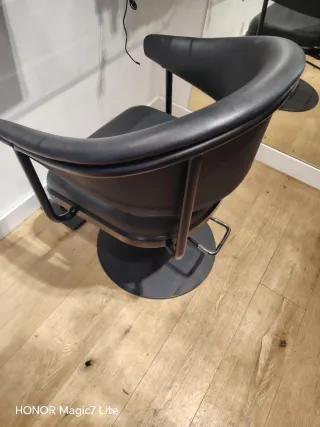 Asiento de peluquería giratorio negro y hidrulico