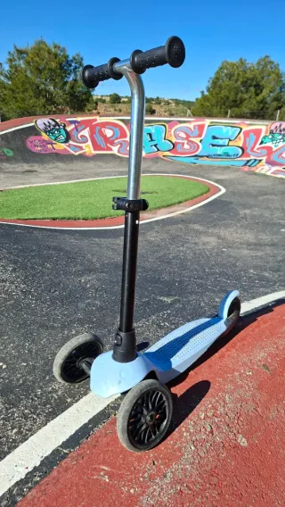 Patinete infantil 3 ruedas azul.