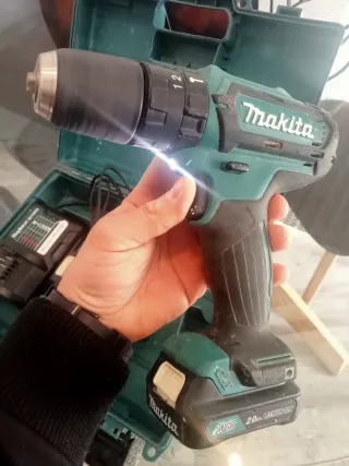 Taladro Percutor Makita HP331D 10,8V + Cargador