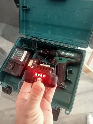 Taladro Percutor Makita HP331D 10,8V + Cargador