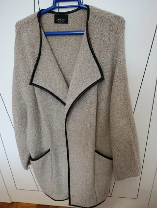 Chaqueta Zara Beige con Detalles Negros