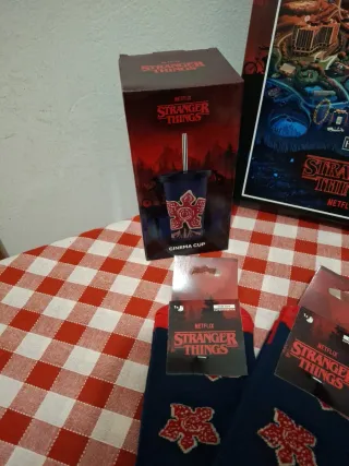 Stranger Things: Puzzle, Bicchiere,Calze, Set Cena