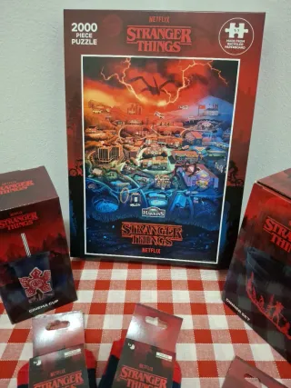 Stranger Things: Puzzle, Bicchiere,Calze, Set Cena