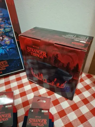Stranger Things: Puzzle, Bicchiere,Calze, Set Cena