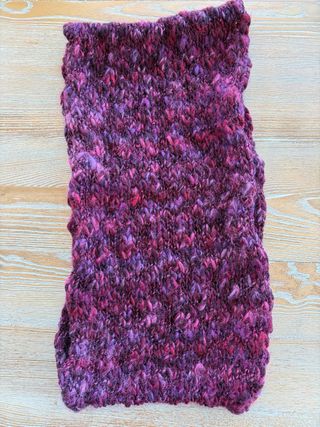 Collo lavorato a maglia rosa e viola