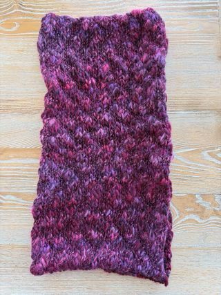 Collo lavorato a maglia rosa e viola