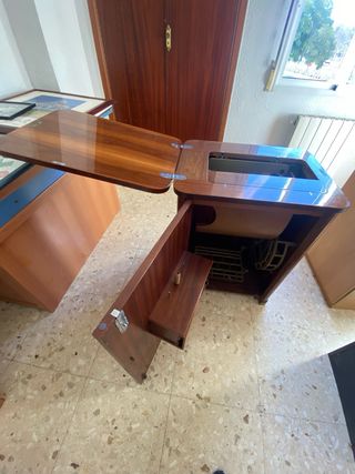 Máquina de coser Alfa antigua con mueble