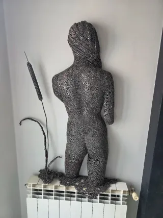 Escultura de figura humana a tamaño real en metal