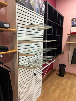 Estantería y perchero de metal y cristal