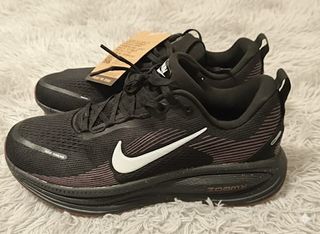Nike Vomero 18 Negro/Rojo