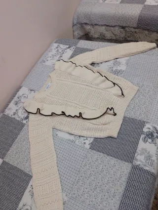 Jersey beige con volantes