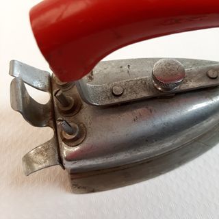 Ferro da stiro Zenit manico rosso