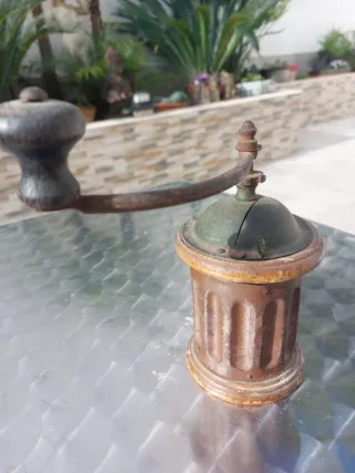 Molinillo de café antiguo redondo