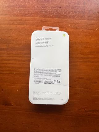 Funda iPhone 15 Morada Silicona Premium