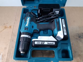 Taladro de batería Makita.