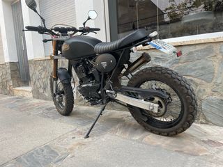Moto Leonart Negra