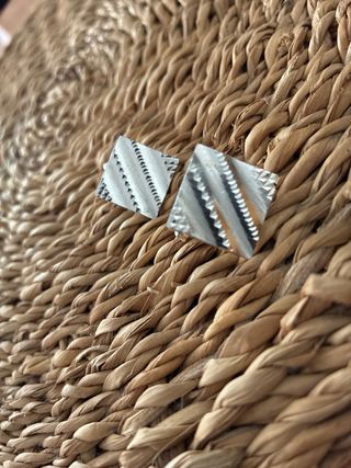 Gemelos antiguos plateados con diseño