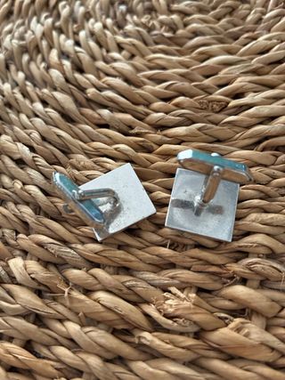 Gemelos antiguos plateados con diseño