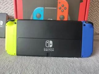 Nintendo Switch OLED con controller blu e giallo