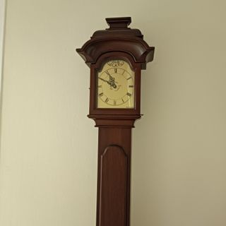 Mueble aparador y reloj de madera