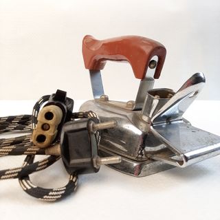 Ferro da stiro vintage manico marrone