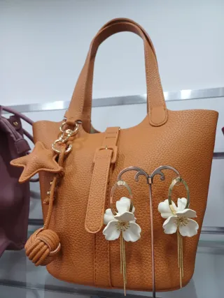 Bolso camel con detalle de estrella