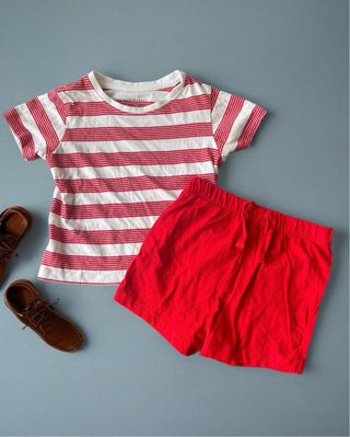 Conjunto bebé rayas y bermudas rojas