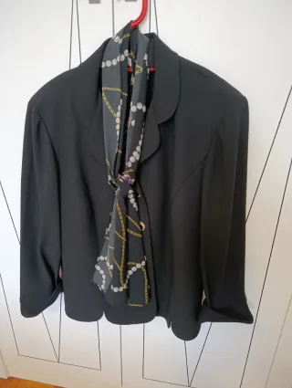 Blazer negro con pañuelo estampado