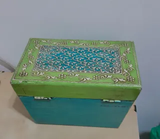 Caja decorada pintada a mano