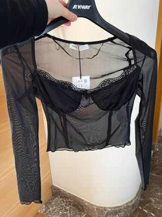 Camiseta crop top negra con malla