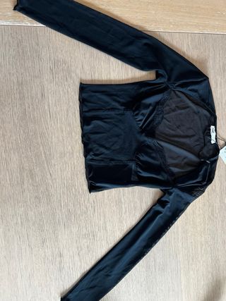 Camiseta crop top negra con malla