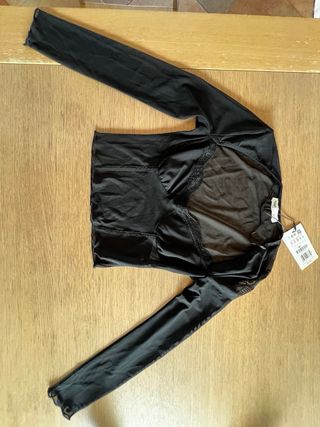 Camiseta crop top negra con malla