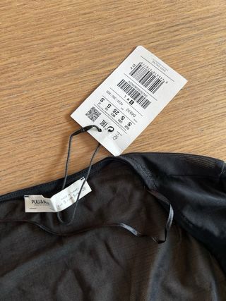 Camiseta crop top negra con malla