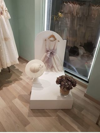 Expositor de tienda de madera blanca