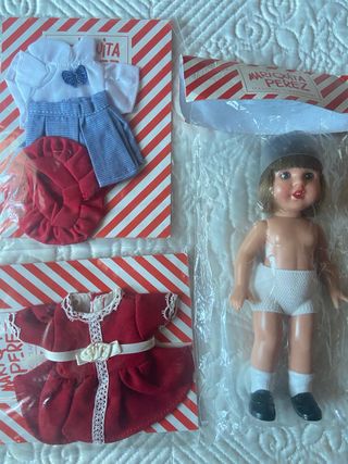 Muñeca Mariquita Pérez con 2 conjuntos