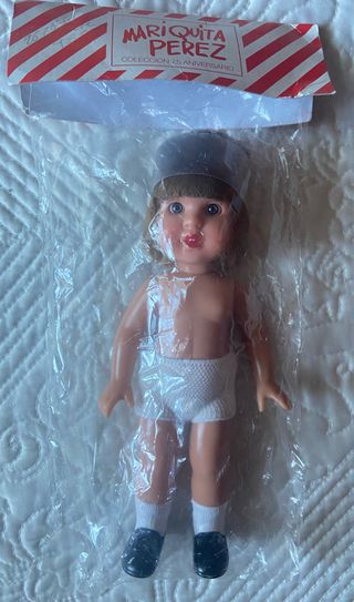 Muñeca Mariquita Pérez con 2 conjuntos