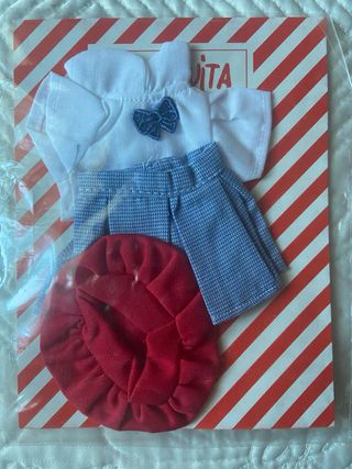 Muñeca Mariquita Pérez con 2 conjuntos