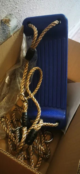 Asiento para columpio azul con cuerdas