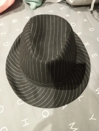 Sombrero negro con rayas blancas
