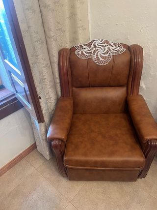 Sofá de piel marrón