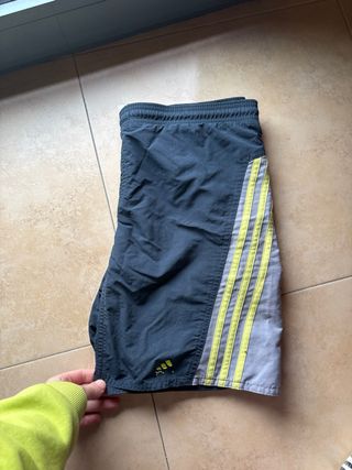 Pantalón corto vintage Adidas negro y amarillo