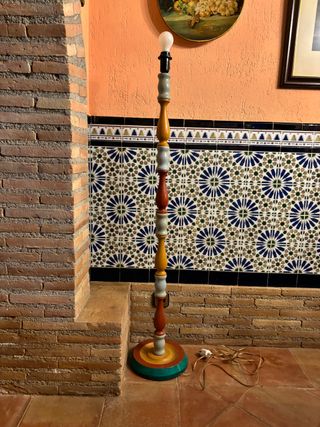 Lampada da terra in legno fatta a mano