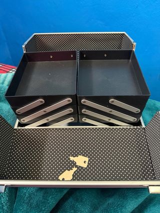 Maletín de maquillaje rosa con detalles plateados