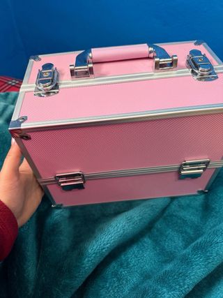Maletín de maquillaje rosa con detalles plateados