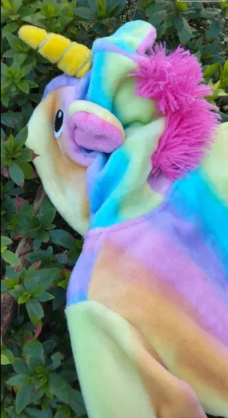 Bata polar unicornio arcoíris con capucha