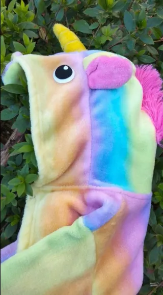 Bata polar unicornio arcoíris con capucha