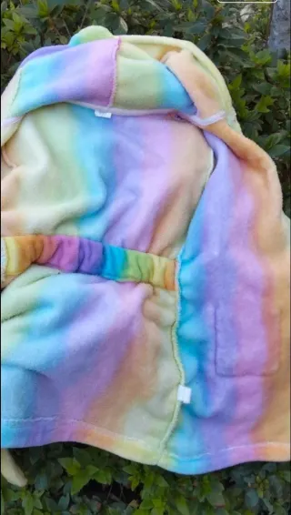 Bata polar unicornio arcoíris con capucha